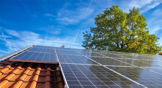Panneaux solaires installés sur une maison