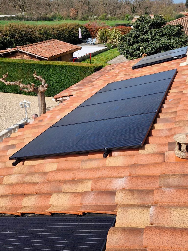 Pose de panneaux solaires à Capens, près de Toulouse