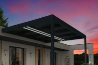 Pergola solaire à l'extérieur d'une maison, coucher de soleil avec un ciel orange