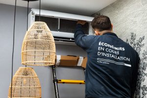 Technicien ClimeHome sur une échelle en train de monter un climatiseur un mur