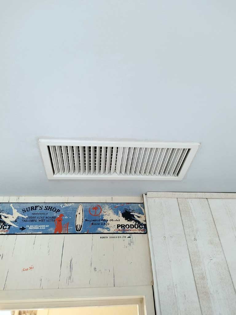 Grille d’aération blanche au plafond d’un intérieur, pour un gainable