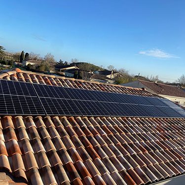 Panneaux solaires sur un toit