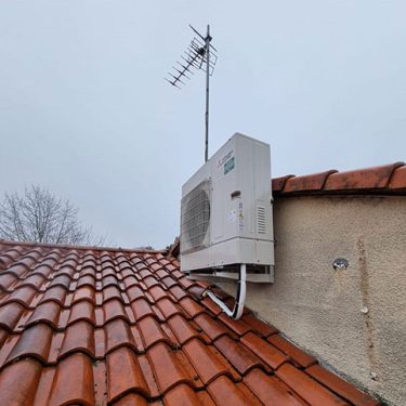 Unité extérieure sur un toit pour une climatisation